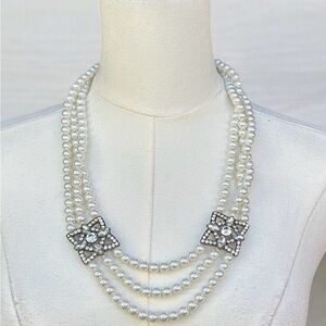 Elegant Pearl Necklace with Silver Accents